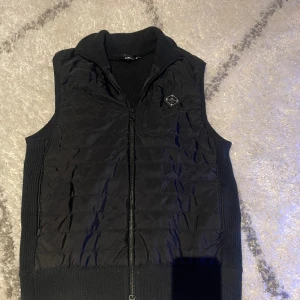 J.lindeberg väst - Tja! Säljer nu min superfina J.lindeberg väst, köpte i butik för strax under 2900kr.  storlek S med en fin passform. väldigt fräsch och har inga defekter! 