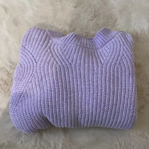 Lila stickad tröja  - Fin lila stickad tröja från HM, använd fåtal gånger och därför i bra skick. 💜