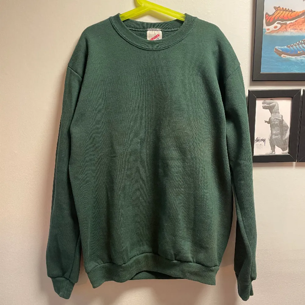 Skön vintage sweatshirt som jag säljer pga den tyvärr är lite liten. Inga flaws och kom dm om du vill ha fler bilder! . Hoodies.