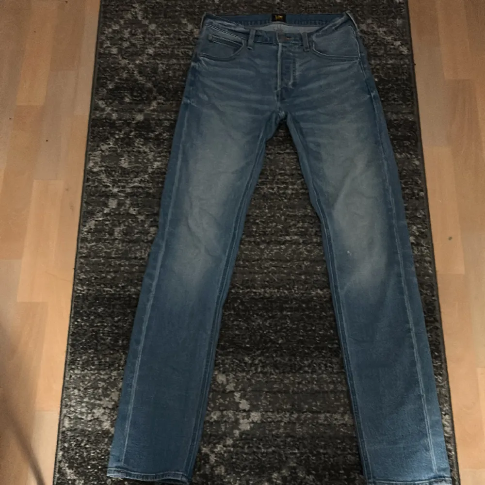 Säljer dessa lee jeans 10/10 skick knappt använda storlek 28/34 för 450. Jeans & Byxor.