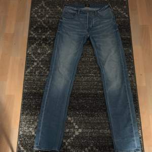 Säljer dessa lee jeans 10/10 skick knappt använda storlek 28/34 för 450