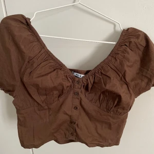 Söt NAKD blus - Brun blus från NA-KD, normal i storleken Endast använd ett fåtal gånger