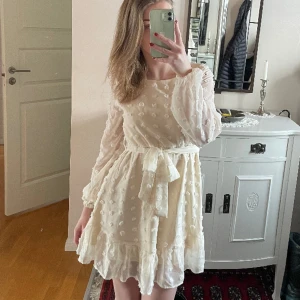 Student klännig - Jättegullig och perfekt till studenten/skolavslutningen/midsommar. Bara använd en gång