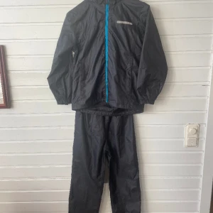 Matchande Regnställ i riktigt bra skick. Storlek 146/152. - Ett matchande regnställ som inte används mycket. Det är i storlek 146/152 för både jackan och byxorna. Pris för jacka 125kr Pris för byxor 125kr. Pris för både och 200kr