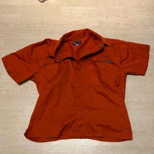 Skjorta - Säljer en snygg skjorta i bra skick.  Kolla gärna in mina andra annonser🤩  Fraktas inom 48h📦📩