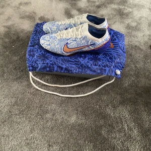 Nike Mercurial - Säljer dessa snygga Nike Mercurial CR7 FG Elite då dom är för små. Använda ca 10 ggr. Skicket e som nytt. Nypris ligger runt 2700 kr. Pris kan diskuteras
