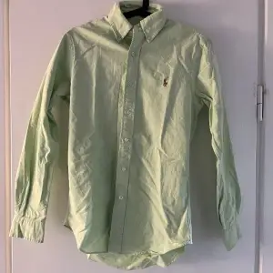 Två ralph lauren skjortor. Ljusblå och grön. 250kr styck eller 450kr för båda