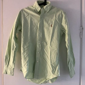Ralph Lauren - Två ralph lauren skjortor. Ljusblå och grön. 250kr styck eller 450kr för båda