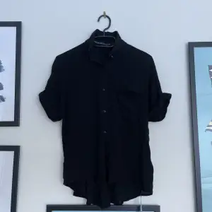 Svart kortärmad skjorta, mycket bra för sommaren. Köpt för några år sedan från Lager 157, the black label collection 🥳 Mycket bra skick Orginalpris 120 ✨