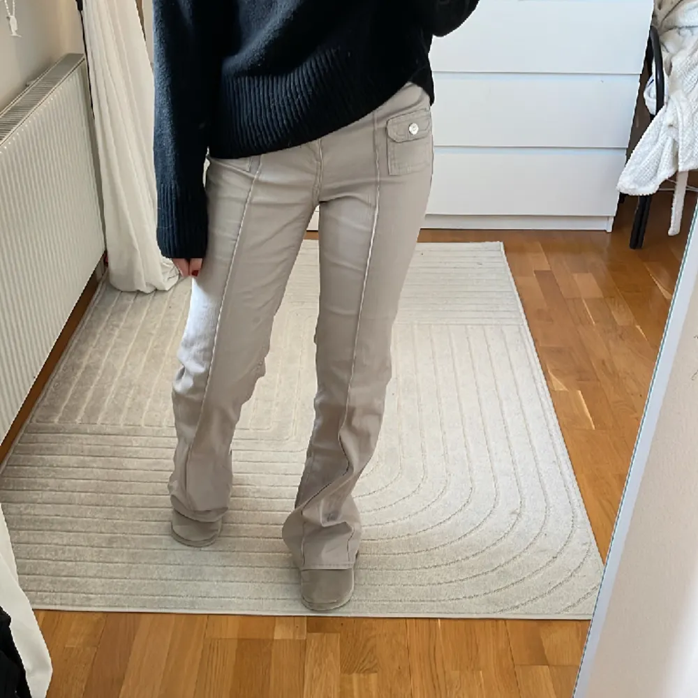 Säljer dessa jeans fast i en beige färg. Aldrig använda💕. Jeans & Byxor.