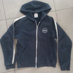 Vintage nike zip up  - Säljer denna vintage nike zip up som är i superbra skick! Inga hål, fläckar eller något. Säljer då den är för stor för min smak men den är så snygg. Mer information finns att få privat 💪🔥 