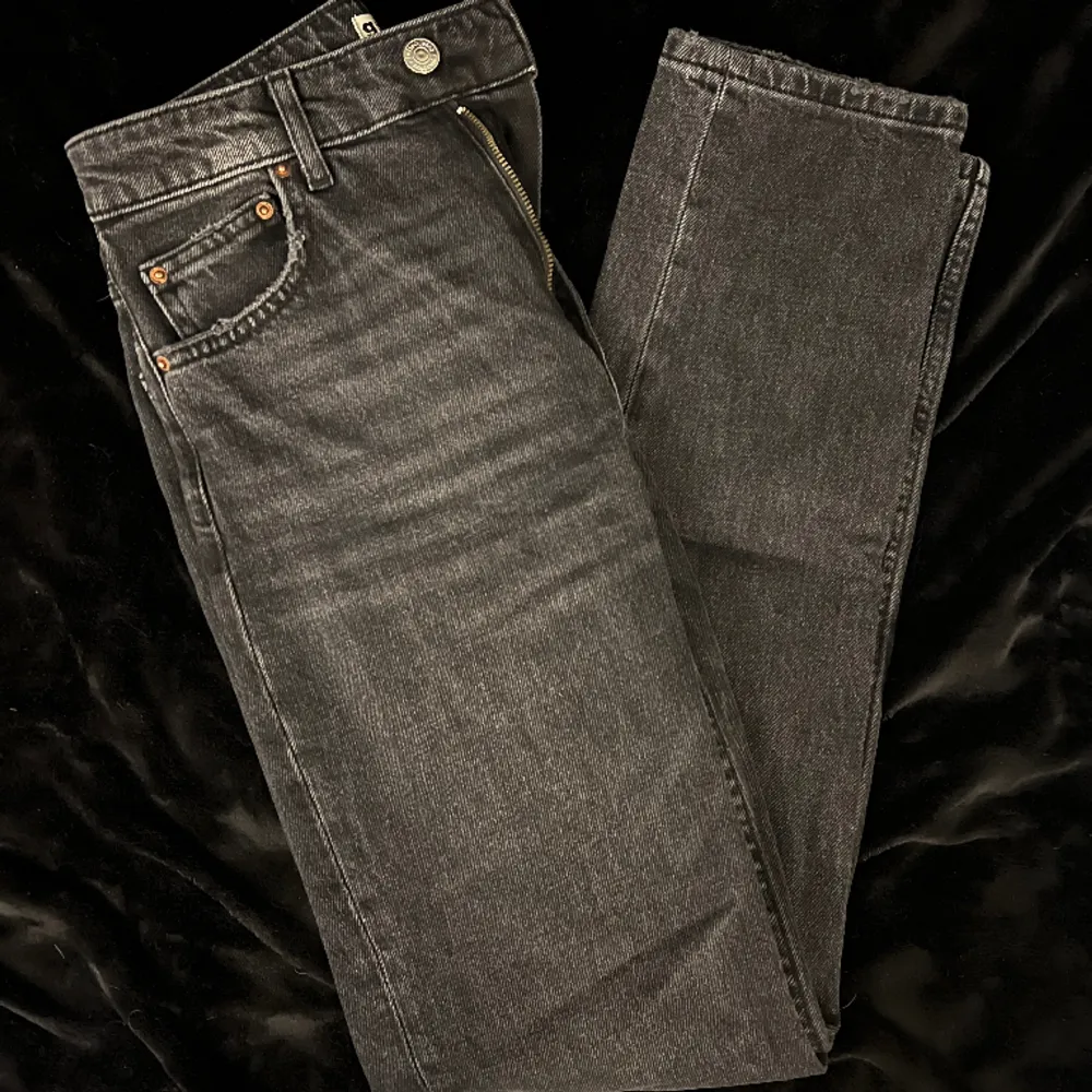 Säljer mina oanvända jeans från Gina tricot, de är mörkgråa och raka 💓. Jeans & Byxor.