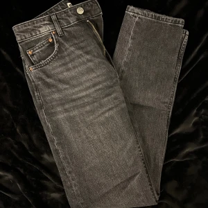 Jeans gina tricot  - Säljer mina oanvända jeans från Gina tricot, de är mörkgråa och raka 💓