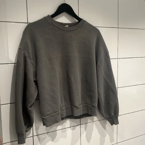 Sweatshirt  - Sweatshirt, grå, ljuset får den att de spräcklig i färgen men det är den ej. Använd ett par gånger. 