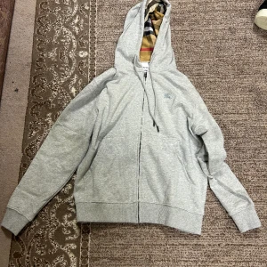 Burberry zip grå - Jag säljer en grå burberry zip i xs, helt ny lappar finns kvar, kan gå ner i pris för snabb affär