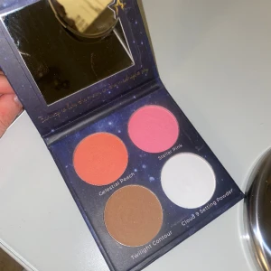 Palett  - Fin palett från Lasplash cosmetics! Innehåller 2 st blush, en countur och Setting powder💞endast testad en gång 🫶🏼i mycket bra skick! Nypris: ca 400 kr 