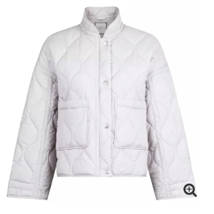 Neo noir jacka - Så snygg jacka från neo noir, köpt i köpenhamn förra sommaren, säljer pga att den inte kommer till användning. Jackan är quilatad i en ljus grå/beige färg , storlek 40, nypris 1295kr