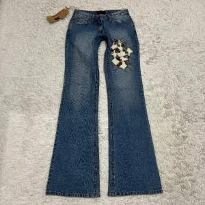 Lowrise och bootcut jeans, i perfekt skick 💕 Midjan är 72cm och innerbens är 88cm 🩶