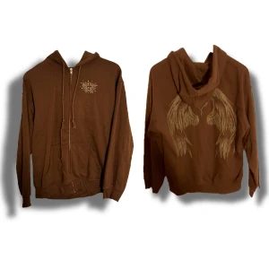 Brun zip up hoodie  - En brun lite oversized zip up hoodie, bra skick. Den är mer som en S/M. Tvättar innan jag postar/träffar upp. Har du frågor, vill ha fler bilder/bilder på, prisförslag eller annat tveka inte att höra av dig 