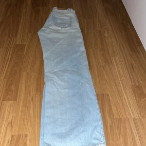 Junkyard wide leg jeans - Ljusblå jeans från Junkyard i str 25 som används ganska mycket men är i fint skick! :)