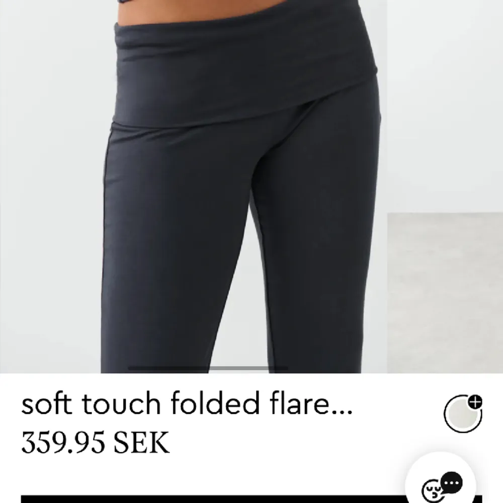 Säljer dessa yoga pants från Gina Tricot. Köpta på Plick men nyskick och inga defekter. Storlek xs, nypris 359 kr och säljer för 240kr🤩. Jeans & Byxor.