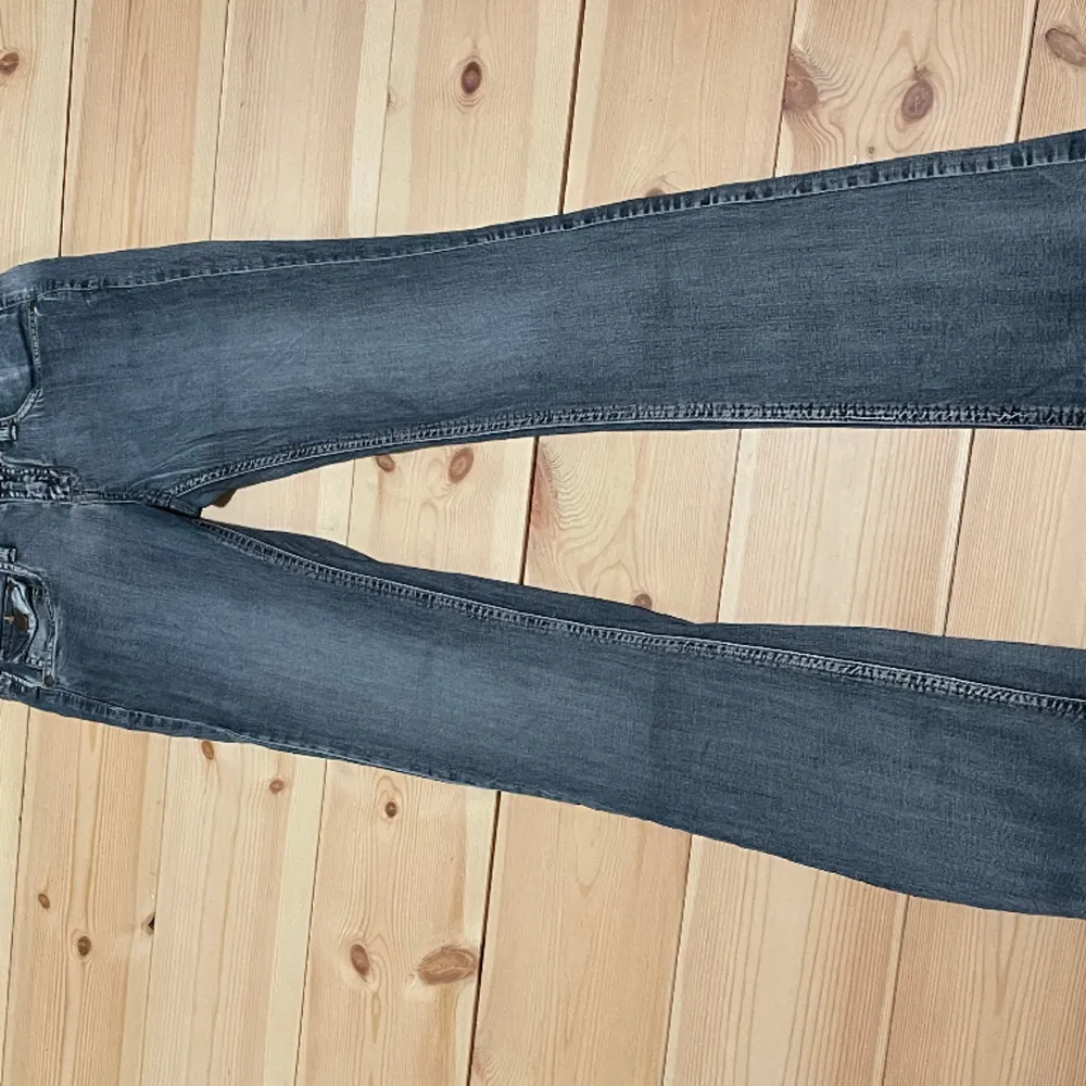 As snygga jeans som tyvärr inte passar mig.  Första bilden är lånad. . Jeans & Byxor.