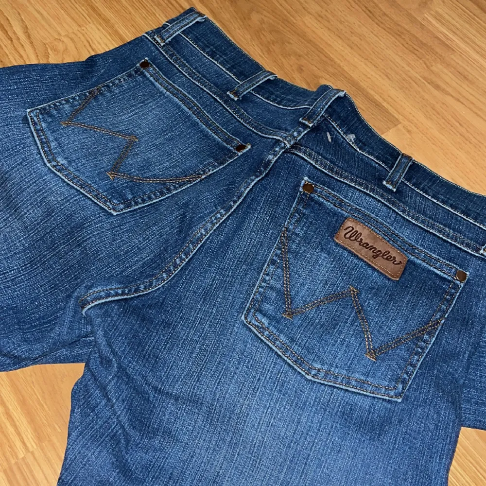 Snygga retro Wrangler jeans som jag köpt på Beyond retro. Står ingen storlek på men passar en större m. :). Jeans & Byxor.