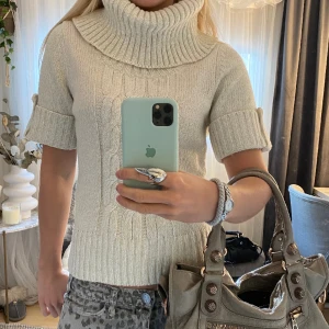 Polotröja - Säljer denna så fina kortärmade polo tröjan⭐️⭐️