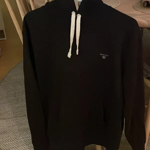 Gant hoodie  - Svart gant hoodie i nyskick. Är knappt använd och har inga defekter. Hör av er vid funderingar. Priset kan diskuteras.