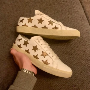 Saint Laurent Skor - Sjukt snygga yves saint laurent skor i princip helt nytt skick. Skick 9.9-10. Storlek 40 1/2 (förtio och en halv. Vid funderingar är det bara att fråga! Nypris är över 5000 kr, vårat pris - 1999 kr. Kan självklart skicka fler bilder bara att fråga…