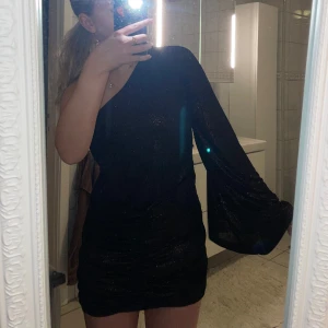 Zara klänning - Glittrig klänning från Zara, aldrig använd med prislapp kvar! Nypris 499kr 🥰