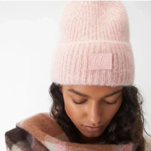 Mössa - Rosa mössa från Carin Wester. Köpt denna vinter, knappt använd. Säljes pga har för många mössor💕