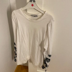 vit blus,tröja st s - knapt snvänd 