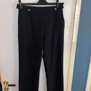 Kostymbyxor  - Säljer kostymbyxa från märket Stockholm, änvända men är fortfarande i bra skick. 