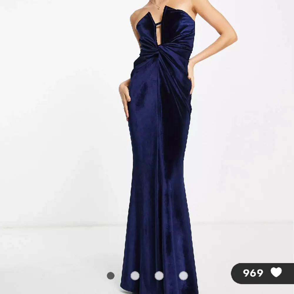 En superfin mörkblå klänning som endast använts en gång och är i superbra skick💞 Köpt för 800.. Klänningar.