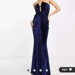 En superfin mörkblå klänning som endast använts en gång och är i superbra skick💞 Köpt för 800.