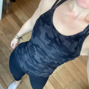 Linne  - Kamouflage mönstrad tränings topp i stretchigt tyg. 