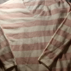 Tröja  - Rosa/vit tröja från ONLY, säljer då den inte kommer till anvöndning, nyskick