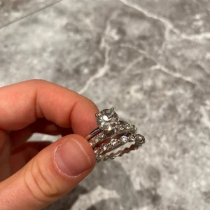 Ringar  - Tre stycken ringar. Silvriga. Kika gärna på mina annonser, säljer mycket:) 