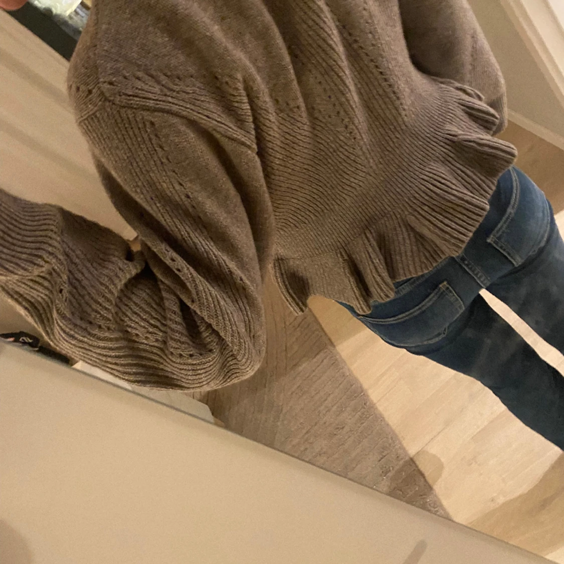 Stickad tröja med volang - 90