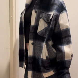 Zara jacka - Säljer min fina rutiga Zara jacka då den inte kommer till användning. Bara använd ett fåtal gånger❤️‍🔥