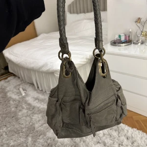 Väska - Grön väska! Köpte på vinted men inte riktigt min stil och den har inte kommit till någon användning🩷lite fläckar inuti väskan men ingrt som är synligt!!!