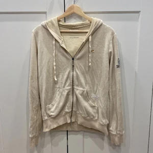 Velour zip hoodie - Detta är en jättefin odd molly velour zip hoodie som är jättemysig med några få detaljer.