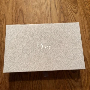 Diorlåda - Låda från dior, kan användas som prydnad eller förvaring.