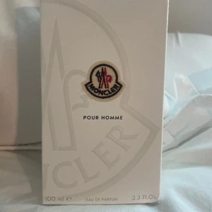 Moncler Parfym Pour Homme 100 ml - Helt ny, fick i Julklapp men det var inte den som jag ville ha egentligen. Luktar väldigt gott, nypris är 1300 kr. Helt full då jag inte har använt den överhuvudtaget. Pris går att förhandla
