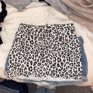 Söt leopard kjol - Midjemåttet är 33 cm ( kjolen är lite stretchig) längden är 31 cm 