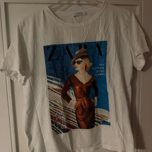 Zara T-shirt  - Säljer denna T-shirt från zara, storlek L men skulle mer säga att den är M. Sitter perfekt på mig som vanligen har s/m🫶🏼🫶🏼 