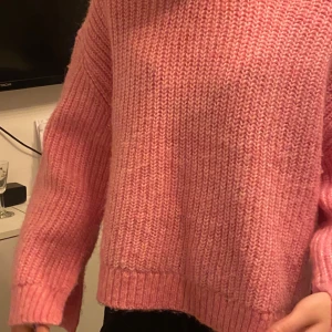Stickad tröja  - En rosa stickad tröja i mycket bra skick, använt fåtal gånger. Den sticks inte och är i mjukt material😍