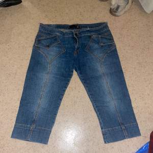 Cavalli capri Jeans vintage i storlek 30. Lowwaist. Waist: 30 (40cm liggandes) Innerben: 42cm 