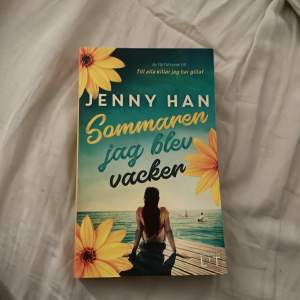 Den första boken av den härliga sommarserien bestående av tre böcker av Jenny Han. En perfekt serie att läsa i solstolen.   (Säljs för 79kr)   ( köp alla tre för 150kr)